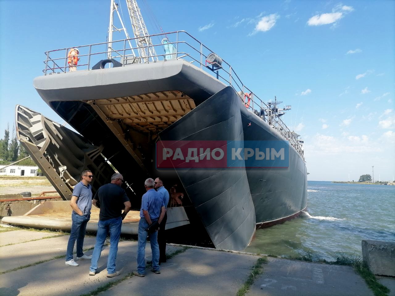 В Керченский порт для перевозки легковых авто прибыл большой десантный  корабль - Радио Крым