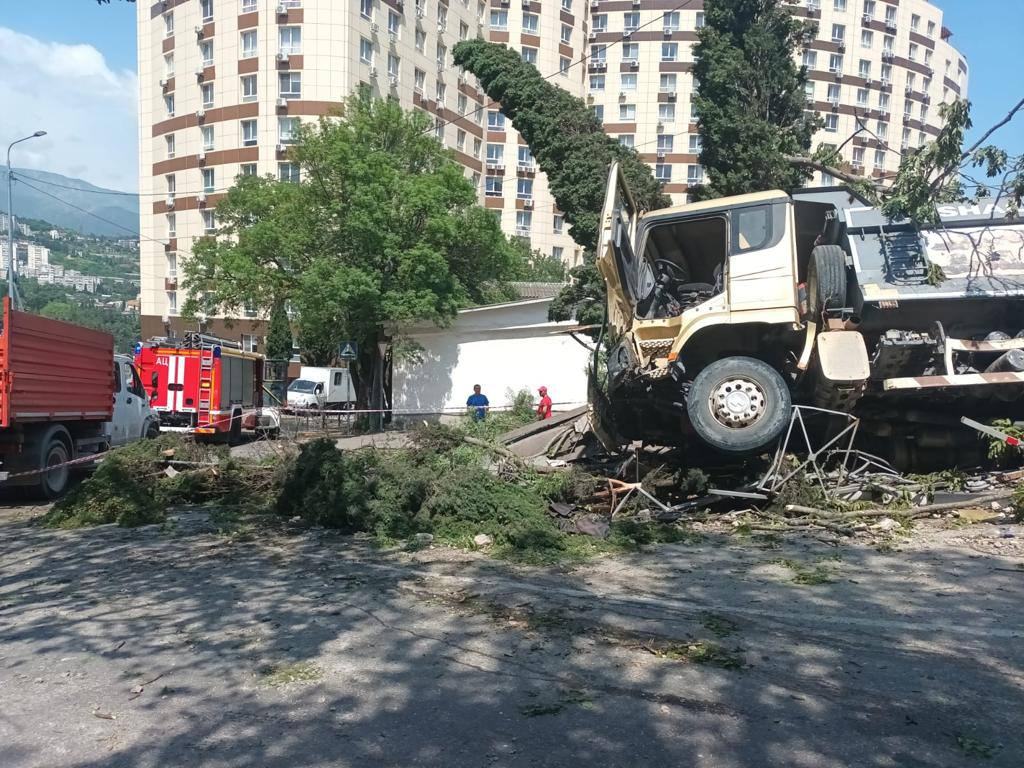 В Ялте будут судить водителя грузовика, потерявшего управление автомобилем  - Радио Крым