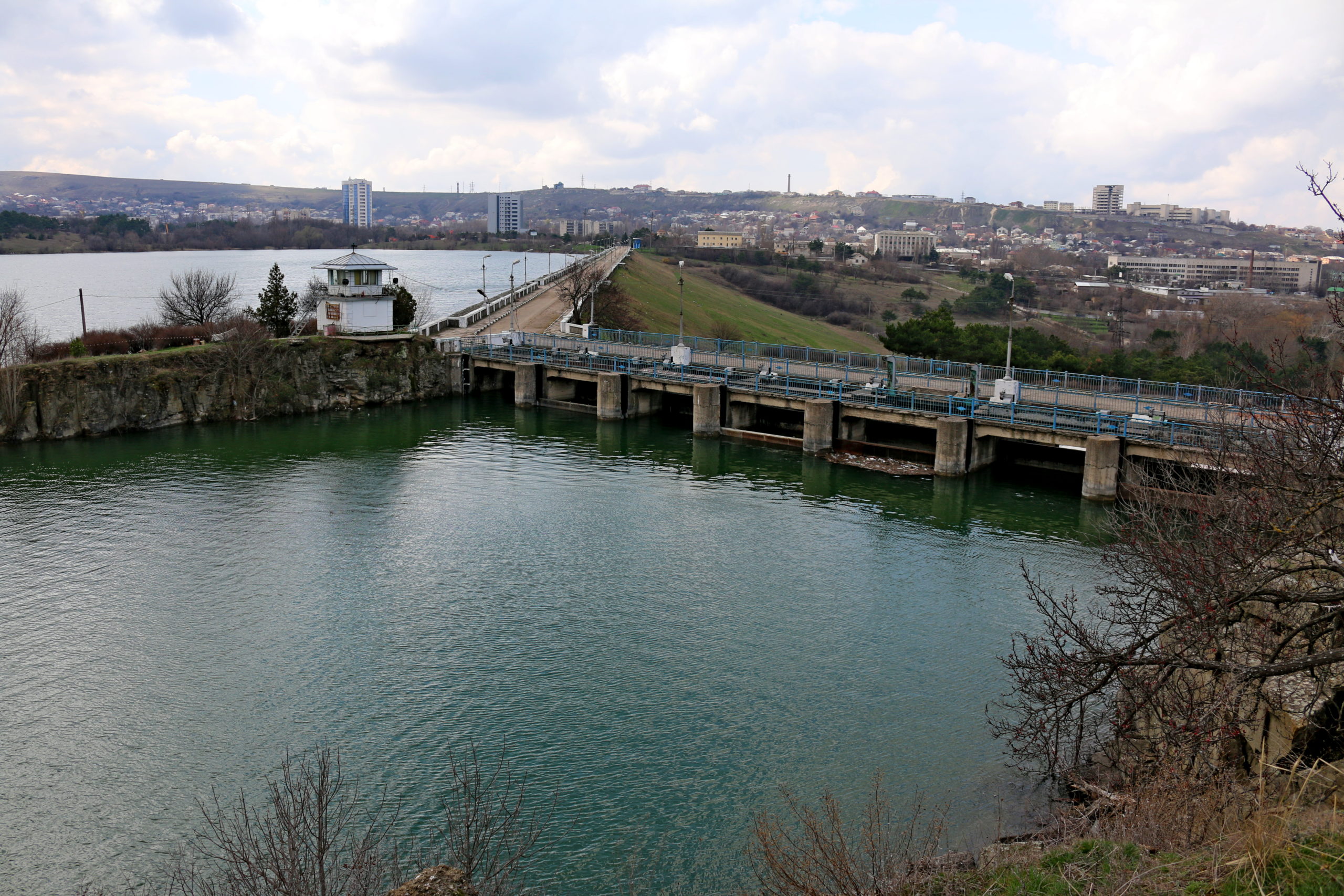 Вода крыма водохранилище. Дамба Симферопольского водохранилища. Симферопольское водохранилище плотина. Северо Крымский канал водохранилище. Гидроузел Симферопольского водохранилища.