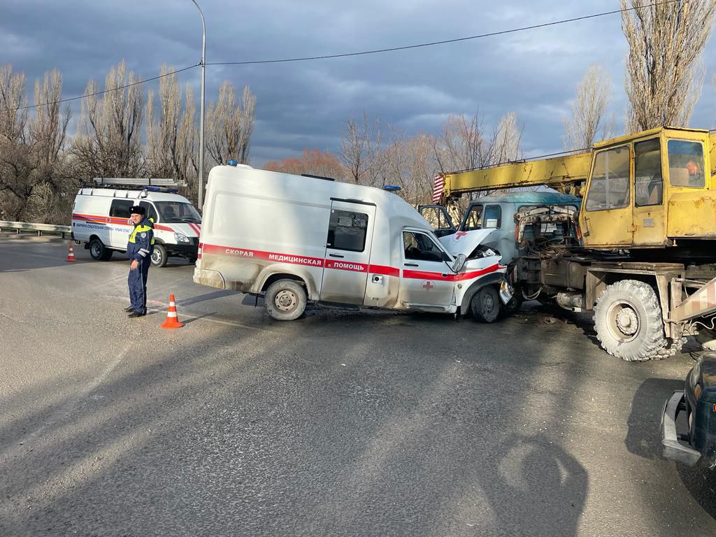 В Белогорске автокран протаранил скорую - трое пострадавших - Радио Крым