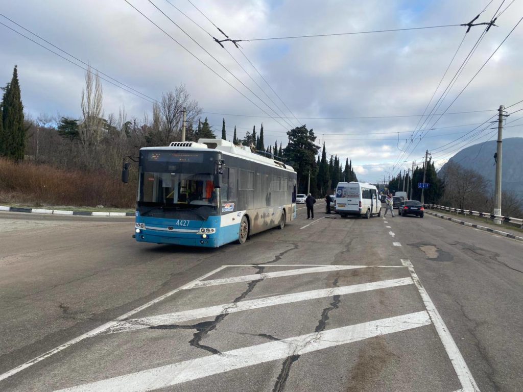 В Крыму водитель легковушки устроил ДТП с маршруткой и троллейбусом - Радио  Крым