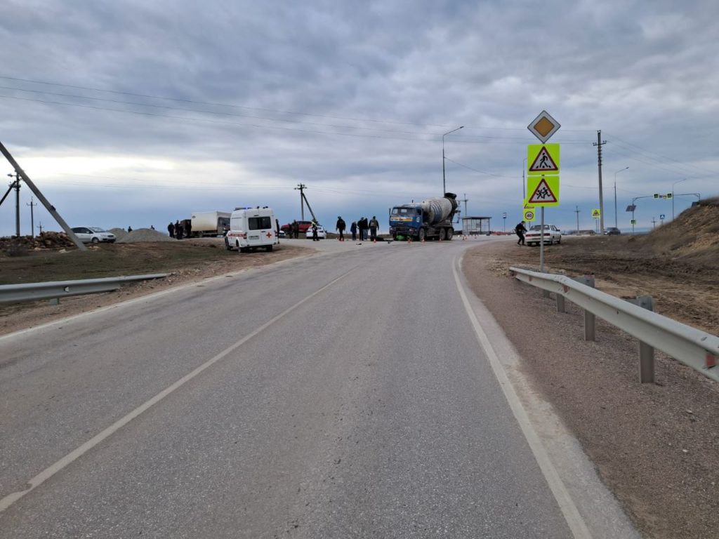 В Крыму водитель мотоцикла погиб, врезавшись в бетономешалку - Радио Крым