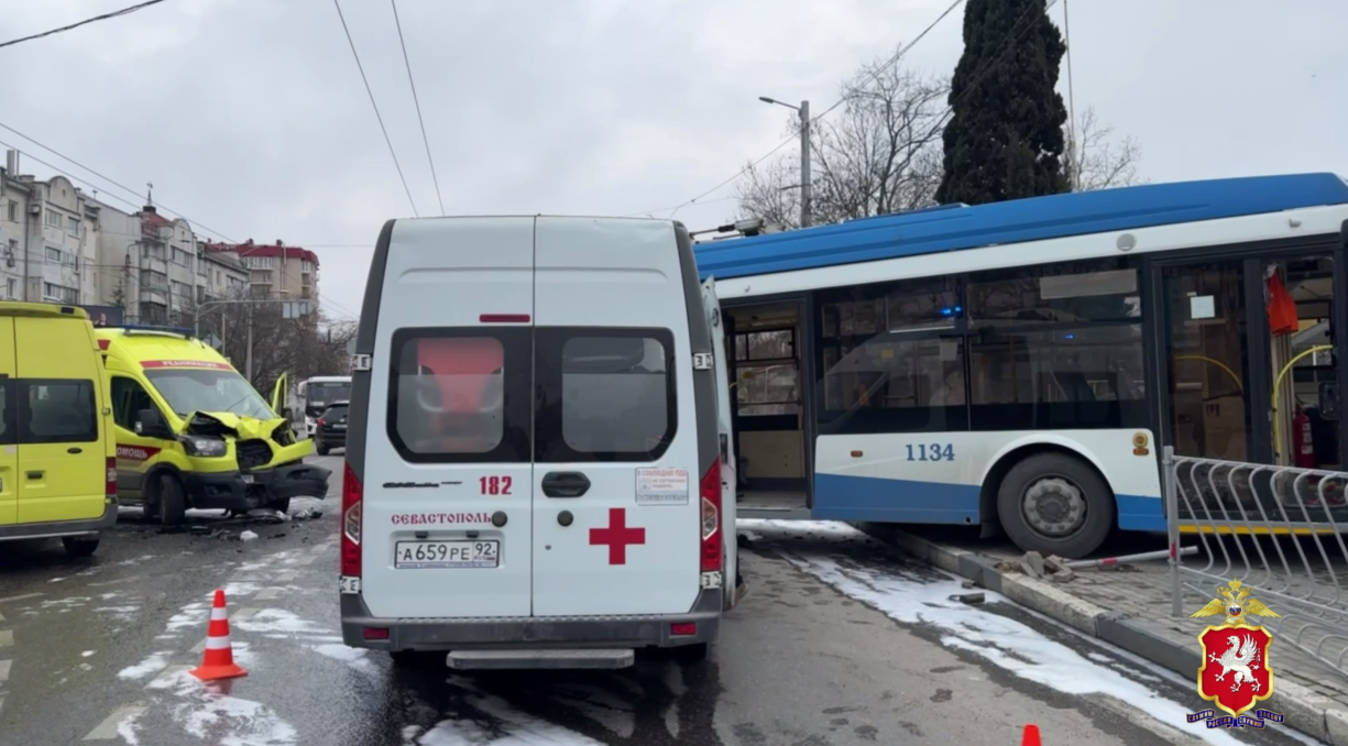 Бригада скорой помощи пострадала в тройном ДТП в Севастополе - Радио Крым