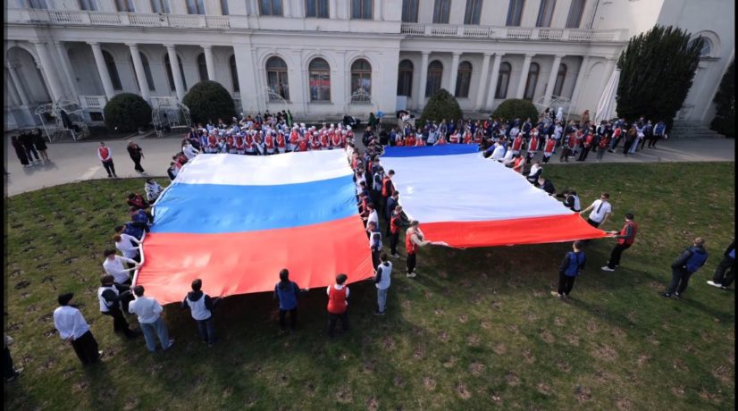 Красивая брюнетка в наряде монашки снимает замок с члена парня и ебет его