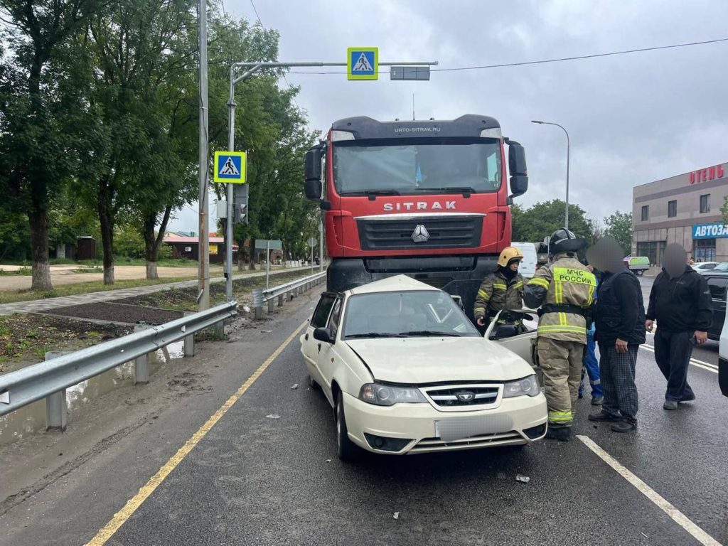 В Симферополе грузовик подмял под себя легковушку - Радио Крым